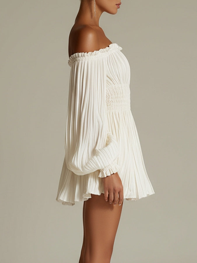 Candela · Minivestido blanco con hombros al aire y cintura fruncida