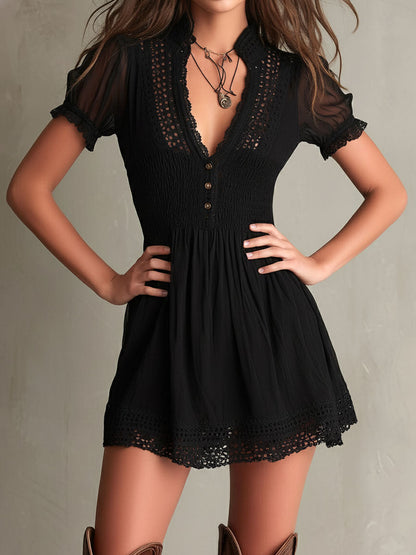 Lidia · Minivestido negro con escote en V y bordes calados