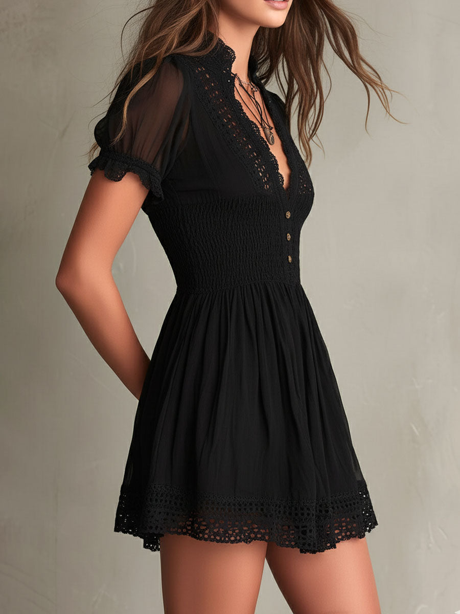 Lidia · Minivestido negro con escote en V y bordes calados