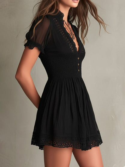 Lidia · Minivestido negro con escote en V y bordes calados