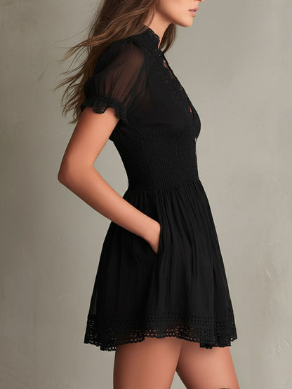 Lidia · Minivestido negro con escote en V y bordes calados