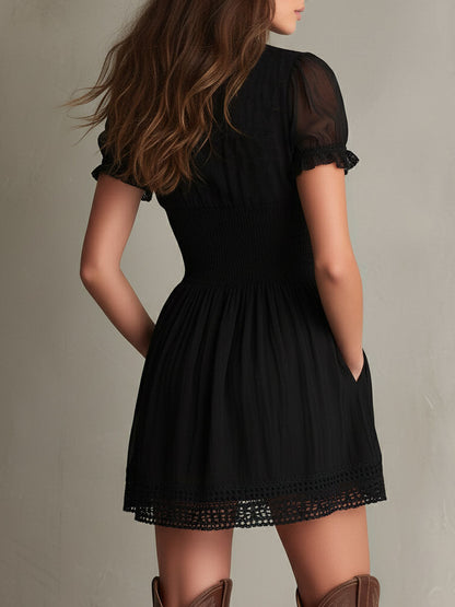 Lidia · Minivestido negro con escote en V y bordes calados